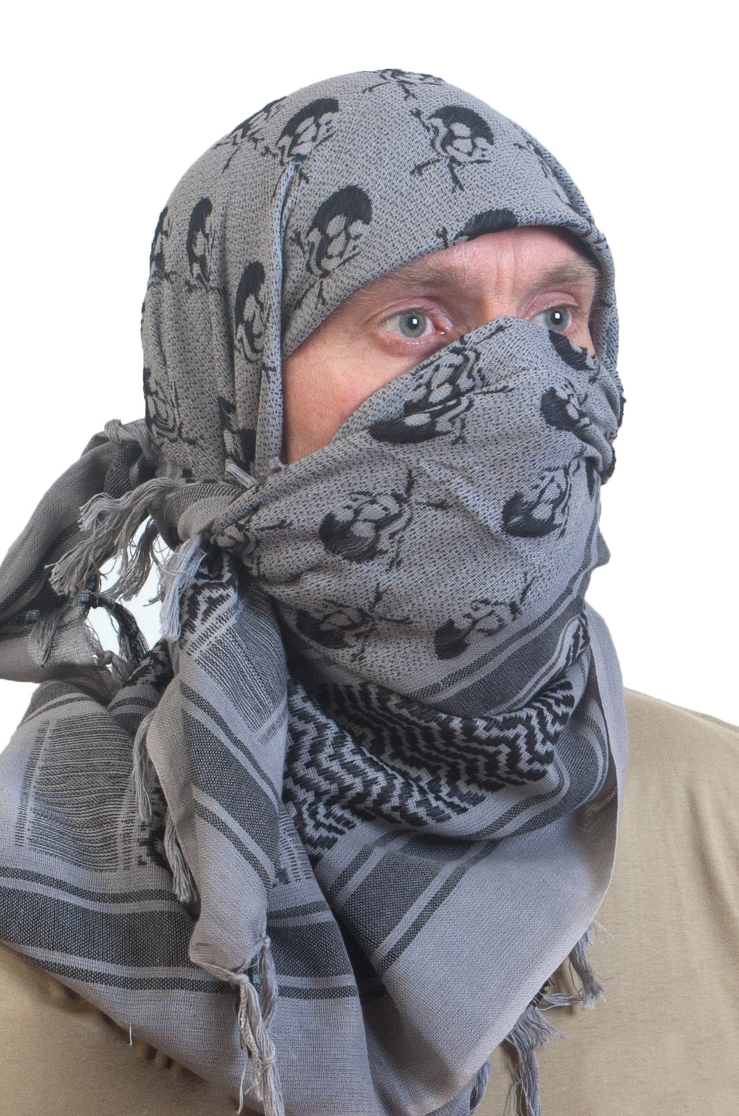 Тактическая куфия-шемаг серого цвета со стильным чёрным узором в виде черепов в касках